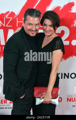 Munich, Allemagne. Sep 30, 2019. Hardy KRUEGER jr. (Acteur), avec son épouse Alice. Tapis rouge, tapis rouge, l'arrivée. Première mondiale, le cinéma première un nombre très chaude sur le 30.09.2019 2.0 Cinéma Mathaeser à Munich, dans le monde de l'utilisation | Credit : dpa/Alamy Live News Banque D'Images