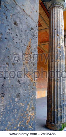 Balles sur l'extérieur de l'Altes Museum (Musée Allemand pour l'ancien) est un musée sur l'île des musées à Berlin, Allemagne. Depuis les travaux de restauration en 2010-2011, elle abrite l'Antikensammlung (antiquités) de la collection Musées d'État de Berlin. Le bâtiment du musée a été construit entre 1823 et 1830 par l'architecte Karl Friedrich Schinkel dans le style néo-classique à la maison de la famille royale de Prusse's art collection. Banque D'Images