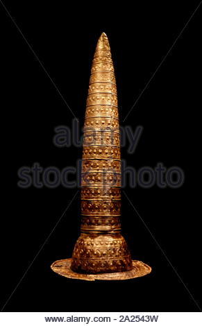 Le Gold Hat Berlin (Berliner) Goldhut ; fin de l'âge du Bronze artefact fait de fines feuilles d'or. Elle a servi de couverture externe sur une longue coiffe chapeau conique. Il est maintenant dans le Neues Museum sur l'île des musées à Berlin. La Berlin Gold Hat a été réalisé à la fin de l'âge du bronze, vers 1000 à 800 avant JC. Banque D'Images