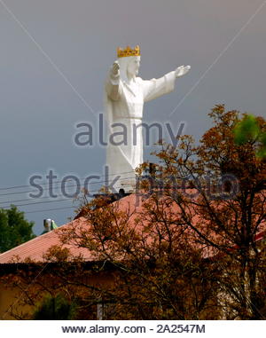 Statue géante d'un Jésus Christ couronné, achevée en novembre 2010, (prétend être la plus grande statue de Jésus), situé à Swiebodzin, une ville de l'ouest de la Pologne Banque D'Images