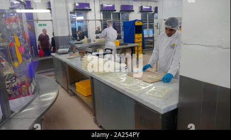 Le chocolat coulé dans le moule pour créer une barre de chocolat. L'usine de Cadbury, Birmingham, Angleterre. 2016 Banque D'Images