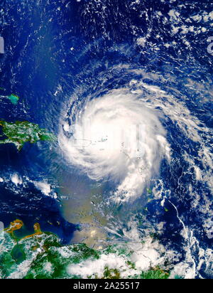 Le 7 septembre 2017 6e, le spectromètre imageur à résolution moyenne (MODIS ou instrument à bord du satellite AQUA de la NASA a capturé un image en lumière visible de l'ouragan l'Irma sur les îles sous le vent et à Porto Rico. L'image révèle un oeil clair avec des bandes d'orages puissants entourant l'œil. Banque D'Images