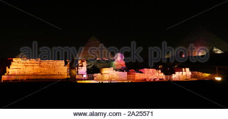 Vue nocturne de la pyramide de Gizeh et du Sphinx complexes, Le Caire, Égypte. Cela comprend les trois complexes pyramidaux connu comme les grandes pyramides et de la sculpture appelée le Grand Sphinx. Les Pyramides de Gizeh se composent de la grande pyramide de Gizeh (également connu sous le nom de la pyramide de Kheops Khoufou et construit c. 2560-2540 av. J.-C.), la plus petite pyramide de Khéphren) Khafré (ou quelques centaines de mètres au sud-ouest, et la taille relativement modeste de pyramide Menkaourê (ou Ripperblackstaff) quelques centaines de mètres plus loin au sud-ouest. Le grand Sphinx est situé sur le côté est du complexe. Consensus actuel parmi Banque D'Images