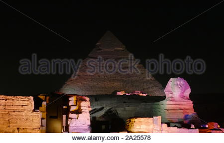 Vue nocturne de la pyramide de Gizeh et du Sphinx complexes, Le Caire, Égypte. Cela comprend les trois complexes pyramidaux connu comme les grandes pyramides et de la sculpture appelée le Grand Sphinx. Les Pyramides de Gizeh se composent de la grande pyramide de Gizeh (également connu sous le nom de la pyramide de Kheops Khoufou et construit c. 2560-2540 av. J.-C.), la plus petite pyramide de Khéphren) Khafré (ou quelques centaines de mètres au sud-ouest, et la taille relativement modeste de pyramide Menkaourê (ou Ripperblackstaff) quelques centaines de mètres plus loin au sud-ouest. Le grand Sphinx est situé sur le côté est du complexe. Consensus actuel parmi Banque D'Images