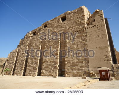 Complexe du Temple de Karnak, à Louxor, Égypte. La construction du complexe a commencé pendant le règne de Sésostris I dans l'Empire du Milieu et a continué dans la période ptolémaïque, bien que la plupart des bâtiments datent du Nouvel Empire. La zone autour de Karnak était le principal lieu de culte de la xviiie dynastie triade thébaine avec le dieu Amon à sa tête. Il fait partie de la ville monumentale de Thèbes. Banque D'Images