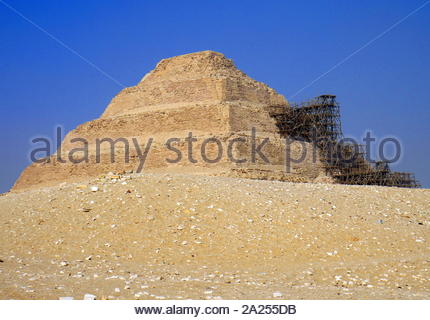 Pyramide de Djoser (Zoser), ou pyramide, dans la nécropole de Saqqara, Egypte, au nord-ouest de la ville de Memphis. Il a été construit pendant le 27ème siècle avant J.-C. pour la sépulture du pharaon Djoser par son vizir, Imhotep. Il est l'élément central d'un vaste complexe funéraire dans une immense cour entourée de structures de cérémonie et décoration. Banque D'Images