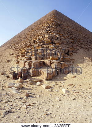 La Pyramide Rouge, la pyramide (Nord), est la plus grande des trois grandes pyramides qui se trouvent à la nécropole Dahchour au Caire, Égypte. Le nom de la teinte rougeâtre rouillé de ses pierres calcaire rouge, c'est aussi la troisième plus grande pyramide égyptienne, après ceux de Khufu et Khafra à Gizeh. Il est également considéré comme la première tentative réussie de l'Égypte à la construction d'un 'vrai' à côtés lisses pyramide. La Pyramide Rouge est la troisième pyramide construite par l'Ancien Empire Pharaon Sneferu, l'acte fondateur de la Ive dynastie monarque durant l'Ancien Royaume. suggérant un règne d'environ 2613 à 2589 av. J.-C.-B. Banque D'Images