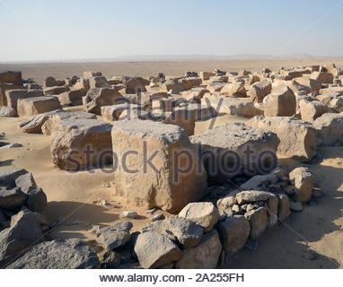 Grande pierre à partir de l'original couvrant de la Pyramide Rouge, la pyramide (Nord), est la plus grande des trois grandes pyramides qui se trouvent à la nécropole Dahchour au Caire, Égypte. Le nom de la teinte rougeâtre rouillé de ses pierres calcaire rouge, c'est aussi la troisième plus grande pyramide égyptienne, après ceux de Khufu et Khafra à Gizeh. Il est également considéré comme la première tentative réussie de l'Égypte à la construction d'un 'vrai' à côtés lisses pyramide. La Pyramide Rouge est la troisième pyramide construite par l'Ancien Empire Pharaon Sneferu, l'acte fondateur de la Ive dynastie monarque durant l'Ancien Royaume. suggérant un règne d'environ 2613 Banque D'Images