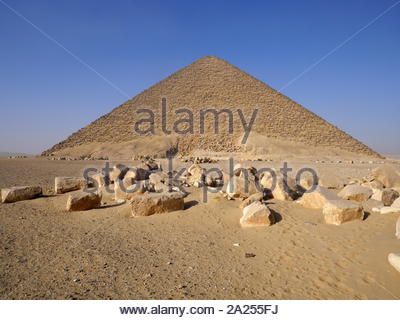 La Pyramide Rouge, la pyramide (Nord), est la plus grande des trois grandes pyramides qui se trouvent à la nécropole Dahchour au Caire, Égypte. Le nom de la teinte rougeâtre rouillé de ses pierres calcaire rouge, c'est aussi la troisième plus grande pyramide égyptienne, après ceux de Khufu et Khafra à Gizeh. Il est également considéré comme la première tentative réussie de l'Égypte à la construction d'un 'vrai' à côtés lisses pyramide. La Pyramide Rouge est la troisième pyramide construite par l'Ancien Empire Pharaon Sneferu, l'acte fondateur de la Ive dynastie monarque durant l'Ancien Royaume. suggérant un règne d'environ 2613 à 2589 av. J.-C.-B. Banque D'Images