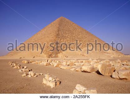 La Pyramide Rouge, la pyramide (Nord), est la plus grande des trois grandes pyramides qui se trouvent à la nécropole Dahchour au Caire, Égypte. Le nom de la teinte rougeâtre rouillé de ses pierres calcaire rouge, c'est aussi la troisième plus grande pyramide égyptienne, après ceux de Khufu et Khafra à Gizeh. Il est également considéré comme la première tentative réussie de l'Égypte à la construction d'un 'vrai' à côtés lisses pyramide. La Pyramide Rouge est la troisième pyramide construite par l'Ancien Empire Pharaon Sneferu, l'acte fondateur de la Ive dynastie monarque durant l'Ancien Royaume. suggérant un règne d'environ 2613 à 2589 av. J.-C.-B. Banque D'Images