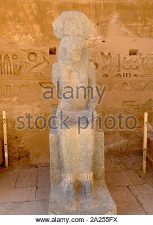 Statue de Sekhmet, à la temple funéraire de Ramsès III au Temple d'Amon, Djeser (Set) datant de la xviiième dynastie. Construit par Hatshepsout et Thoutmosis III. Partie de la temple funéraire de Ramsès III à Médinet Habou. Nouvelle période de royaume structure dans la rive ouest de Louxor en Égypte. En plus de sa taille et de son importance architecturale et artistique, le temple est probablement mieux connu comme la source d'inscrits bas-reliefs représentant l'avènement et la défaite des peuples de la mer sous le règne de Ramsès III. Le temple, près de 150 m de long, est d'une conception orthodoxe, et ressemble de près le temple funéraire à proximité Banque D'Images