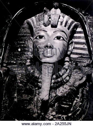Masque de mort d'or dans le trésor photographié dans la tombe du jeune pharaon Toutankhamon dans la Vallée des Rois. Le tombeau a été découvert en 1922 par l'égyptologue anglais Howard Carter (employés par Lord Carnarvon) Banque D'Images