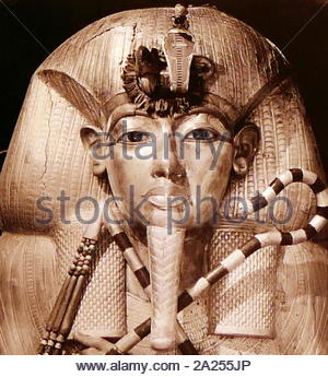 Masque de mort d'or dans le trésor photographié dans la tombe du jeune pharaon Toutankhamon dans la Vallée des Rois. Le tombeau a été découvert en 1922 par l'égyptologue anglais Howard Carter (employés par Lord Carnarvon) Banque D'Images
