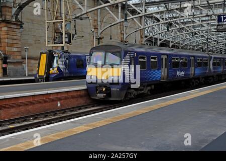 Classe 320 et Classe Scotrail 380 Desiro les trains électriques à la gare centrale de Glasgow Banque D'Images