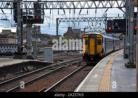 Scotrail class 156 Super Sprinter train arrivant à la gare centrale de Glasgow Banque D'Images