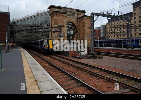 Scotrail Class 380 Desiro electric trains quittant la gare centrale de Glasgow Banque D'Images