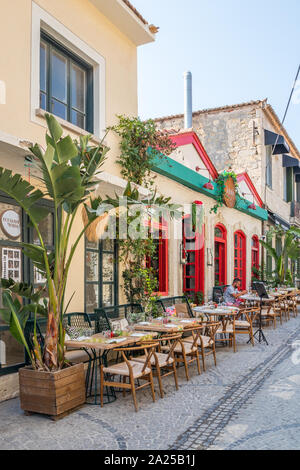 Cesme, Turquie - 4 septembre 2019 : restaurant typique dans une étroite rue pavée. La ville est populaire auprès des touristes en été Banque D'Images