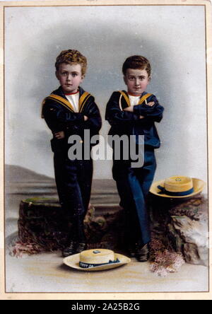 Carte postale représentant français deux garçons en uniforme de la marine vers 1905. Banque D'Images