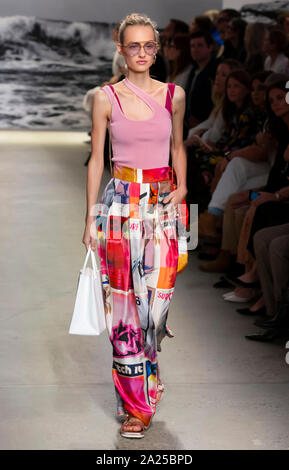 New York, NY - Sept 09, 2019 : Maartje Verhoe promenades sur la piste de l'Été 2020 Printemps Zimmermann Fashion Show Banque D'Images