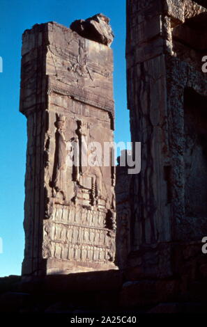 La porte de la salle d'une centaine de colonnes, palais de Persépolis, l'Iran. Dépeignant Sargon Ier assis. 500 avant J.-C. Banque D'Images