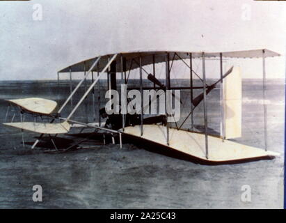 Le Wright Flyer est la première appareil plus lourd que l'air d'aéronefs motorisés. Il a été conçu et construit par les frères Wright. Ils ont volé quatre fois le 17 décembre 1903, près de Kill Devil Hills, à environ quatre miles (6,4 km) au sud de Kitty Hawk, Caroline du Nord. Banque D'Images