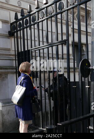 Wendy Morton, député conservateur, aux portes à Downing street, avril 2019. Wendy Morton, homme politique conservateur britannique. Elle a été le membre du Parlement (MP) pour la circonscription de Aldridge-Brownhills depuis l'élection générale de 2015. Assistant Whip du gouvernement. Banque D'Images