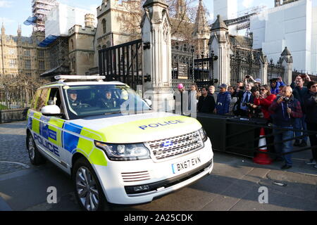 Premier ministre Theresa May's escorte motorisée de la police alors qu'elle quitte le Parlement après débat, avril 2019 Brexit Banque D'Images