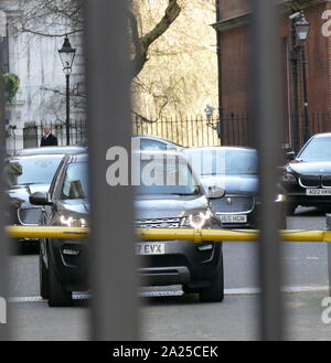 Voitures ministérielle à Downing Street pendant les réunions entre le premier ministre Theresa Mai et pro-Brexit MP's dans son parti. Avril 2019 Banque D'Images