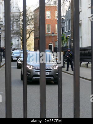 Voitures ministérielle à Downing Street pendant les réunions entre le premier ministre Theresa Mai et pro-Brexit MP's dans son parti. Avril 2019 Banque D'Images