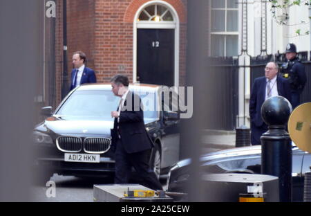 David Gauke (secrétaire d'Etat à la justice) et Matthew Hancock (secrétaire d'État à la santé) quitter Downing Street après une réunion du cabinet le Brexit. Avril 2019 Banque D'Images