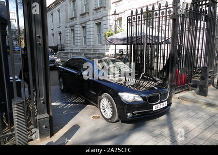 Voitures ministérielle à Downing Street pendant les réunions entre le premier ministre Theresa Mai et pro-Brexit MP's dans son parti. Avril 2019 Banque D'Images