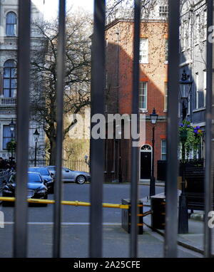 Voitures ministérielle à Downing Street pendant les réunions entre le premier ministre Theresa Mai et pro-Brexit MP's dans son parti. Avril 2019 Banque D'Images