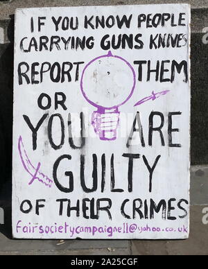 Couteau anti-et le crime à protester contre un placard, affiche près de parlement de Londres, avril 2019. Banque D'Images