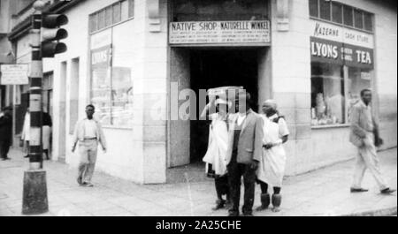 La vie en Afrique du Sud sous l'apartheid de l'administration. 1955. L'apartheid était un système de ségrégation raciale institutionnalisée qui existait en Afrique du Sud à partir de 1948 jusqu'au début des années 90. L'apartheid a été caractérisé par une culture politique autoritaire fondé sur baasskap (ou la suprématie blanche), qui encourage la répression de l'état de l'Afrique Noire, coloré, et d'Asie sud africains au profit de la population blanche minoritaires du pays. Banque D'Images