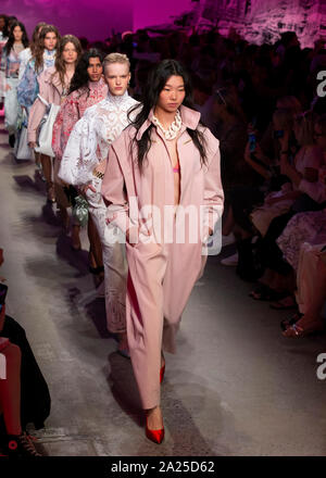 New York, NY - Sept 09, 2019 : Modèles à pied la piste au printemps été 2020 La Société Fashion Show Banque D'Images