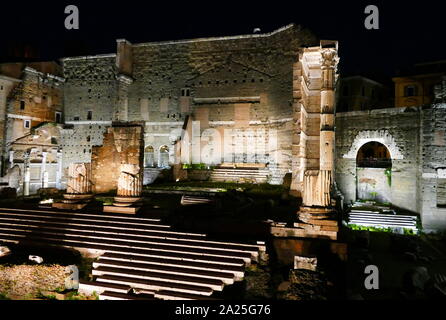 Vue sur le Forum romain dans la nuit. Le Forum Romain, également connu sous son nom Latin Forum Romanum, est un forum rectangulaire entouré par les ruines de plusieurs bâtiments du gouvernement antique au centre de la ville de Rome. Banque D'Images