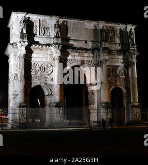 Vue sur l'Arc de Constantin, la nuit. L'Arc de Constantin est un arc de triomphe à Rome. Elle a été érigée par le Sénat romain pour commémorer la victoire de Constantin sur Maxence lors de la bataille de pont Milvius en 312 Banque D'Images