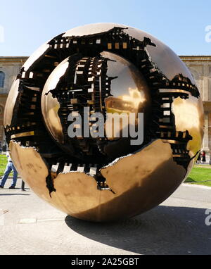 Dans sphère sphère par Arnaldo Pomodoro, Musées du Vatican, Rome. Arnaldo Pomodoro (1926-) un sculpteur italien. Banque D'Images