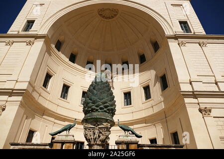 Vue de la Fontana della Pigna, un ancien fontaine romaine qui décore maintenant une grande niche dans le mur du Vatican face à la Cortile della Pigna, situé dans la Cité du Vatican, à Rome, Italie. Banque D'Images