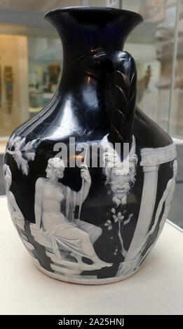 Le Vase de Portland, un vase en verre camée romain, qui est entre AD 1 et AD 25, a servi d'inspiration pour de nombreux décideurs de porcelaine et verre sur le début du 18e siècle. Elle est enregistrée pour la première fois à Rome en 1600-1601, et depuis 1810 a été dans le British Museum de Londres. Banque D'Images