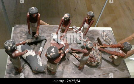 Trésor tombe, maquette en bois montrant des ouvriers agricoles de 1550-1069 avant J.-C., nouvelle période de royaume. Banque D'Images