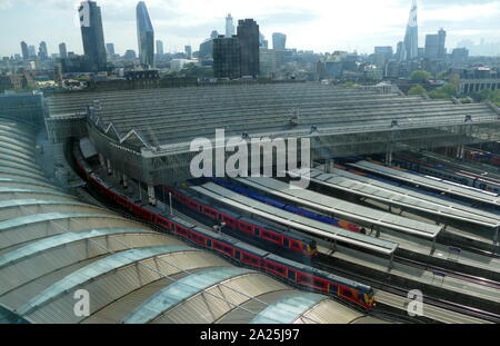 La gare de Waterloo dans le centre de Londres est une gare terminus sur le réseau ferroviaire national, au Royaume-Uni. Waterloo est la gare la plus achalandée au Royaume-Uni, avec près d'une centaine de millions d'entrées et sorties de la station chaque année. C'est aussi la station la plus importante du pays en termes de surface au sol et a le plus grand nombre de plates-formes. Banque D'Images