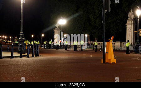 Pro-Trump partisans à l'extérieur de Buckingham Palace, Londres, garantis par la police pour empêcher l'accès aux manifestations lors du dîner d'état pour le Président Donald Trump Juin 2019 Banque D'Images