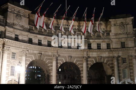 Drapeaux au vent de l'Admiralty Arch, dans le centre commercial ; Londres, Banque D'Images