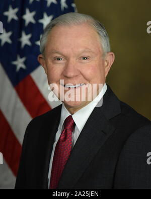 Jeff Sessions III (né le 24 décembre 1946), homme politique et avocat qui a servi comme procureur général des États-Unis de 2017 à 2018. Un républicain, Sessions déjà occupé le poste de sénateur des États-Unis de l'Alabama de 1997 à 2017, démissionnant de son poste afin de servir dans l'administration d'Atout. Banque D'Images