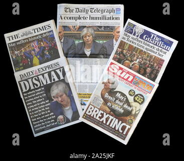 Media/pages en janvier 2019, les rapports sur la défaite de Theresa May's Brexit propositions face au Parlement qui ont finalement abouti à sa démission comme premier ministre et chef du parti conservateur en 2019 Banque D'Images