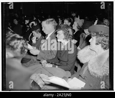 Photo d'un sifflement de la Cour suprême "Jingle Bells." Washington, D.C., le 20 Déc.. Au cours de la 8e conférence annuelle de la radiodiffusion les enfants de diplomates en poste à Washington, la Cour suprême, William O. Douglas, et sa femme, assis avec d'autres mères et pères regardant leur progéniture dire 'merry Christmas' dans leur langue maternelle. Pendant une pause, le Marine Band joué 'Jingle Bells' et au-dessus de la musique de la bande pourrait être entendu le juge Douglas sifflement Banque D'Images