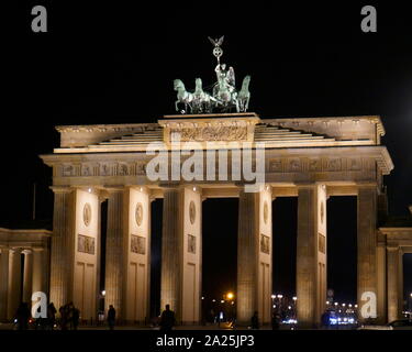 La porte de Brandebourg (Brandenburger Tor), 18e siècle monument néo-classique à Berlin, construit à l'ordre du roi de Prusse Frédéric-Guillaume II après le succès (temporairement) Restauration de l'ordre au début de la révolution batave. L'un des plus célèbres monuments de l'Allemagne Banque D'Images