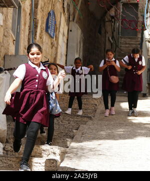 Les enfants arabes aller sur le chemin de l'école dans la vieille ville de Jérusalem, Israël Banque D'Images