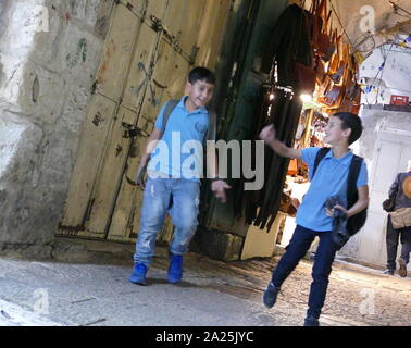 Les enfants arabes aller sur le chemin de l'école dans la vieille ville de Jérusalem, Israël Banque D'Images